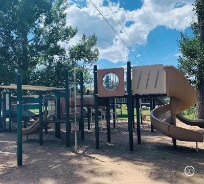 Bear Treehouse - 1.23 acres of cool pines and walking distance to fun!