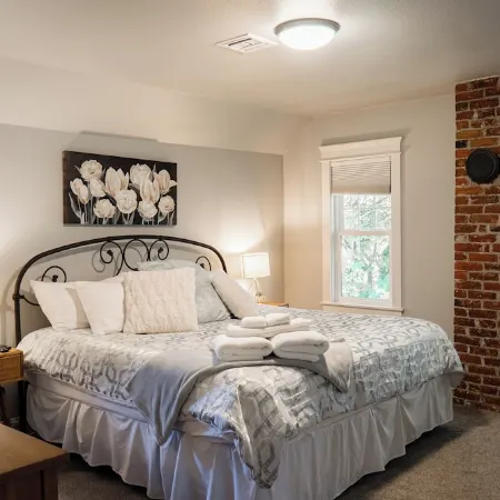 The Rustic Rose - 4 Bedroom House w/ Hot Tub Near Downtown