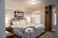 The Rustic Rose - 4 Bedroom House w/ Hot Tub Near Downtown