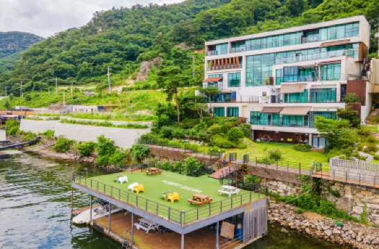 Gapyeong White Cube 24 Spa Pension โรงแรมใกล้พิพิธภัณฑ์ Interactive Art Museum