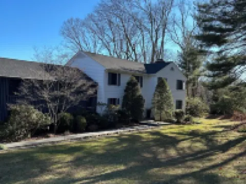 2Br, 2 King Beds, 1 BA, and Kitchenette in Lakeside Home in Greenwich. Hotels in Greenwich