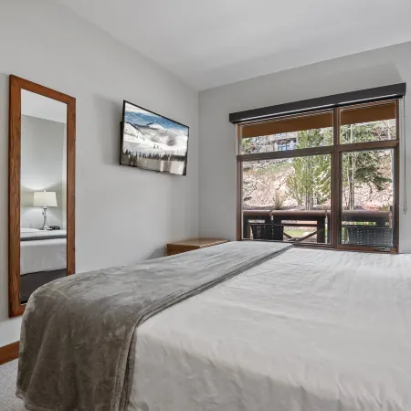 Unequalled Ski in Out, Next to Gondola, Sundial 1Br, Pool, Hot tub, Condo Nast Winner B219