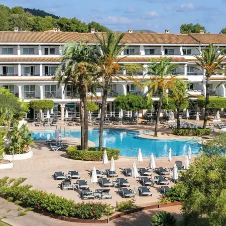 Beach Club Font de Sa Cala Отели рядом с достопримечательностью «Пляж Кала-Торта»