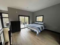 Secluded modern cabin with hot tub Hoteles en Highland