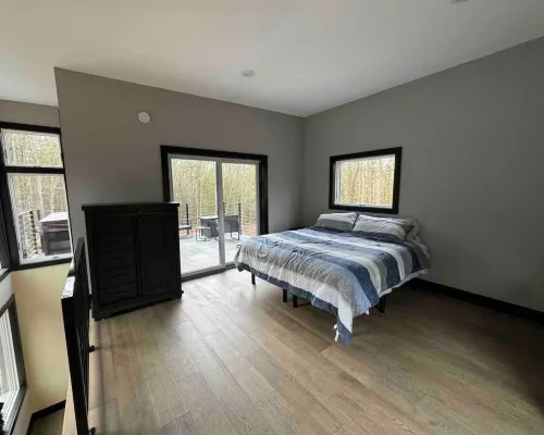 Secluded modern cabin with hot tub Hotels in Highland