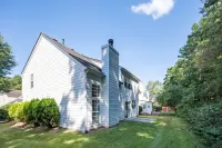 Pet-friendly 3BR w Porch & Grill Weekday Deals! - 3-stjärniga