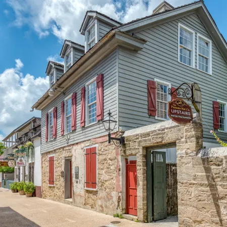 Colonial Quarter Hideaway With Modern Comforts & Balcony - Near the Beach