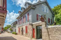 Colonial Quarter Hideaway With Modern Comforts & Balcony - Near the Beach - Huoneistot