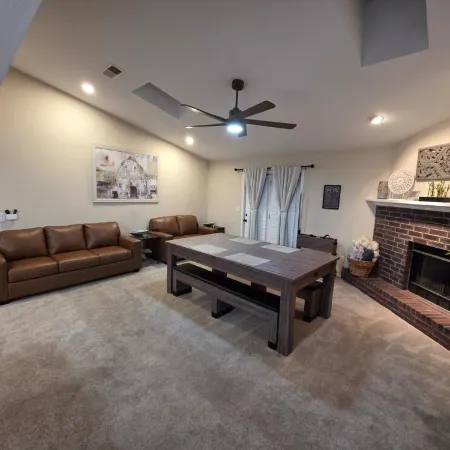 Family Fun! Games, 1G Fast WiFi, 1 King, 2 Queens, & Sofabed, Sleeps 8 in Rogers