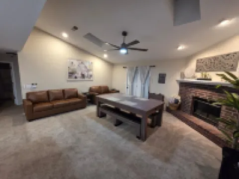 Family Fun! Games, 1G Fast WiFi, 1 King, 2 Queens, & Sofabed, Sleeps 8 in Rogers