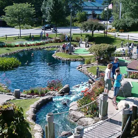 Cranmore Retreat, Walk to Slopes, Hot Tub, Game Room, Dog-Friendly, Sleeps 16+