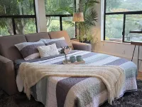 Detached guest house on private gated Spanish Estate with a pool, Temecula close Các khách sạn ở Fallbrook