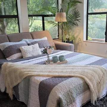 Detached guest house on private gated Spanish Estate with a pool, Temecula close