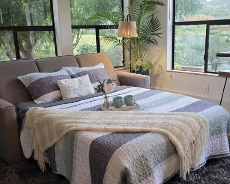 Detached guest house on private gated Spanish Estate with a pool, Temecula close フォールブルックのホテル