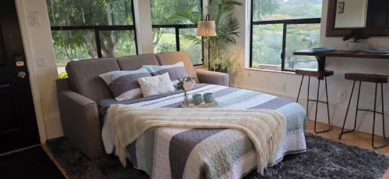 Detached guest house on private gated Spanish Estate with a pool, Temecula close