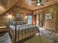 Stylish Broken Bow Cabin w/ Hot Tub + Fire Pit! فنادق في بروكن بو