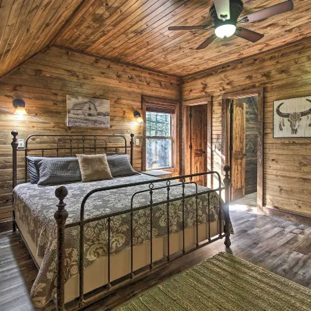 Stylish Broken Bow Cabin w/ Hot Tub + Fire Pit!