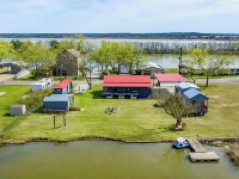 Lakefront Cottage Oasis