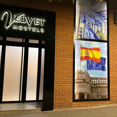 Velvet Hostel Отели рядом с достопримечательностью «Станция Santa Eugenia »
