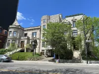 Hotel la Residence du Voyageur Hotel dekat Mont-Royal
