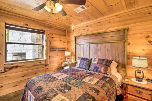 Mountain View Hideaway w/ Outdoor Fireplace! - Homestays