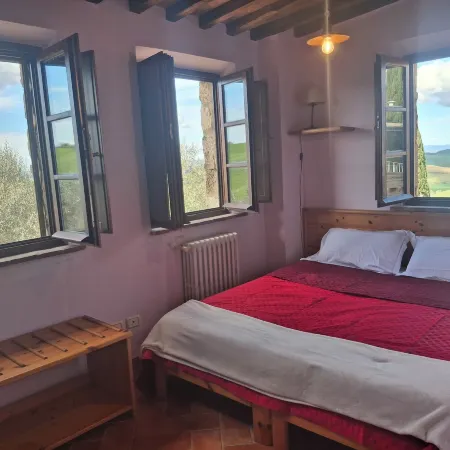 House with Private Garden in the Crete Senesi