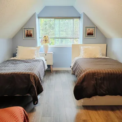 Bed Plus YVR Airport โรงแรมใกล้ห้างสรรพสินค้าริชมอนด์เซ็นเตอร์