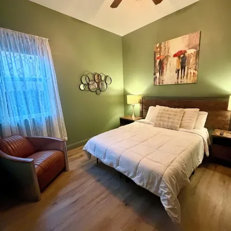 Private Apartment Style Suite. Close to National Parks.