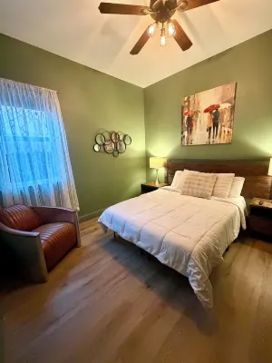 Private Apartment Style Suite. Close to National Parks.