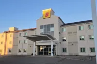Super 8 by Wyndham Estevan - Pet-friendly