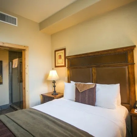 Shared Balcony Stunning Views & Steps from Slopes