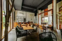 White Wall Riverfront Hotel