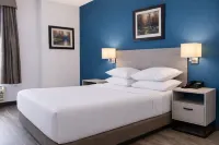 Signature Stay Inn & Suites - Downtown Hamilton - 3-Star