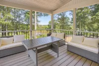 On 4+ Acres! Modern Home w/ Lake Access in Orange - 3 estrellas