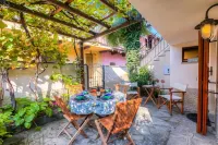 La Casa Dell'Uva Fragola Outdoor Space - Happy Rentals - parking
