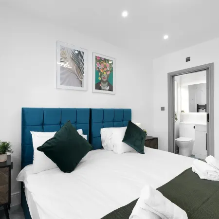Luxaura Homes 5-Bed Detached House Отели в г. Мэйденхед