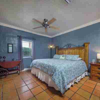 Artsy Historic Downtown 2BR w large backyard & private Salt Water Spa Pool Rooms