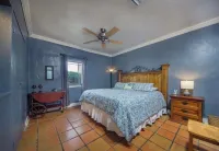 Artsy Historic Downtown 2BR w large backyard & private Salt Water Spa Pool - 私人泳池