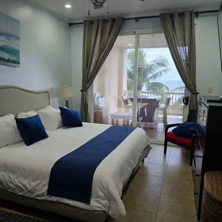 Amazing oceanfront with access Crocs Resort