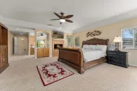 Waterfront Lakeside Mansion Great for Large Families, Retreat, and Events - Wifi