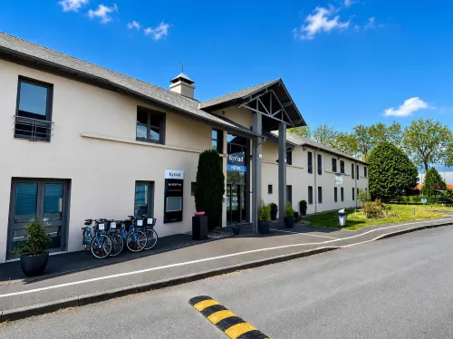 Kyriad Hôtel la Fleche - parking