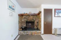 Downtown Girdwood Condo Close to Everything - Wifi