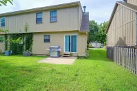 Walkable Overland Park Townhome w/ Patio - Apartments