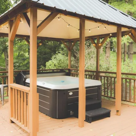 Waterfront Lake Views Villa With Hot tub in Hocking Hills