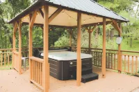 Waterfront Lake Views Villa With Hot tub in Hocking Hills - 4-Star