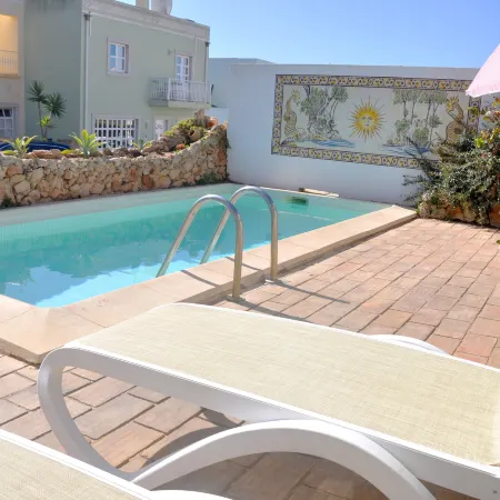 Stylish Well-Equipped, Private Pool, Close to Amenities, Free AC & Wifi
