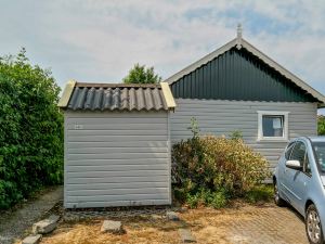 Charming Wooden Cottage Madelief 4p Close to Lake Lauwersmeer