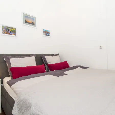 Olhão Townhouse with Roof Terrace & Courtyard – 5Min to Ferry & Market
