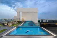 Sandal Suites by Lemon Tree Hotels - ที่มีสระว่ายน้ำ