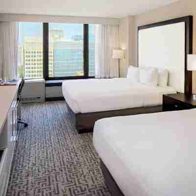 DoubleTree by Hilton Chicago Magnificent Mile Rooms